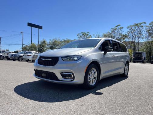 2024 Chrysler Pacifica Touring-L