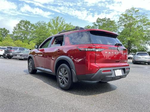 2022 Nissan Pathfinder SV