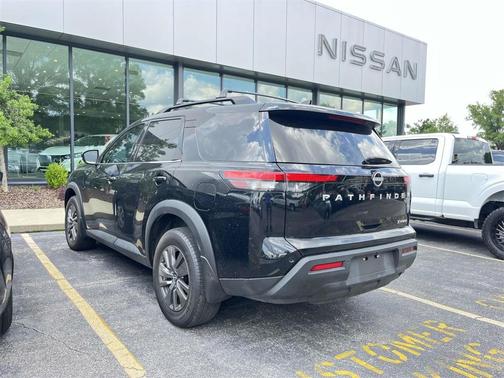 2023 Nissan Pathfinder SV
