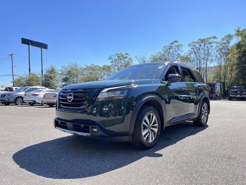 2022 Nissan Pathfinder SL