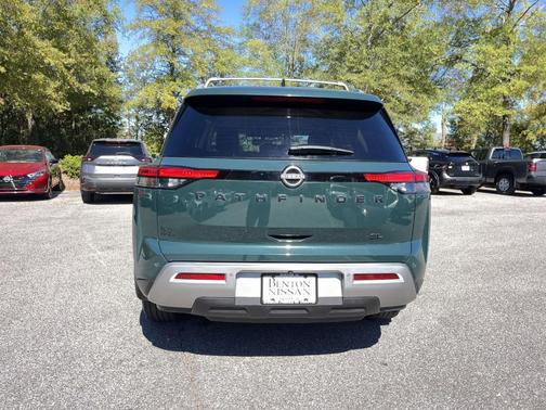 2022 Nissan Pathfinder SL