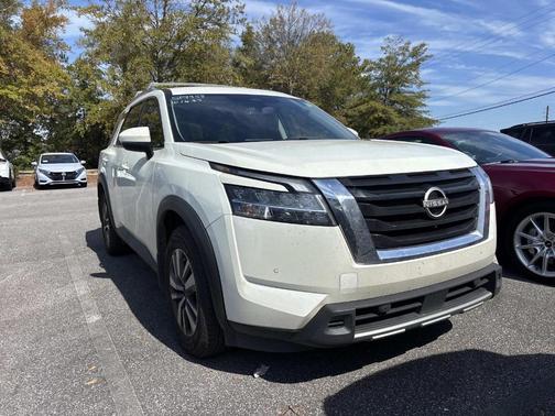 2023 Nissan Pathfinder SL
