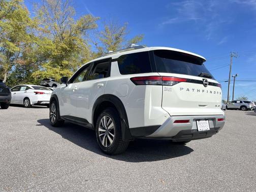 2023 Nissan Pathfinder SL