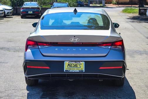 2025 Hyundai ELANTRA SE