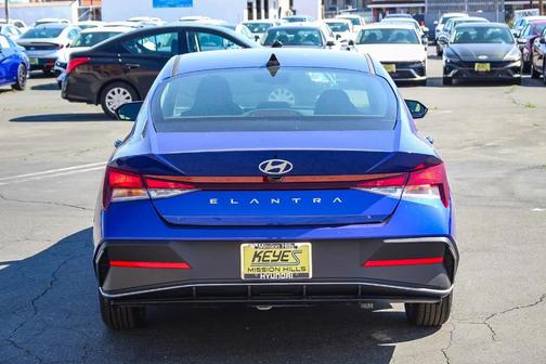 2025 Hyundai ELANTRA SE
