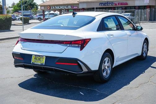 2025 Hyundai ELANTRA SE
