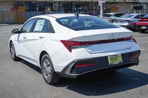 2025 Hyundai ELANTRA SE