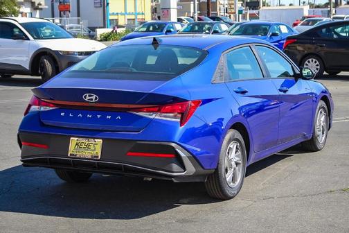 2025 Hyundai ELANTRA SE