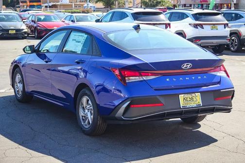 2025 Hyundai ELANTRA SE