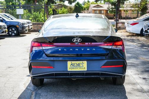 2025 Hyundai ELANTRA SE
