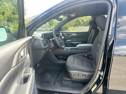 Mosaic Black Metallic 2027 Chevrolet Traverse LT