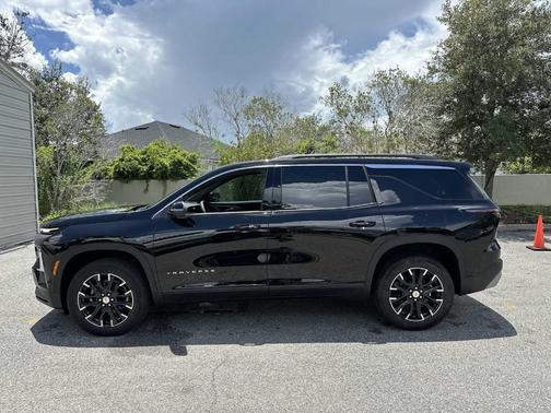 Mosaic Black Metallic 2026 Chevrolet Traverse LT