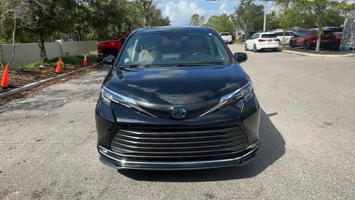 Midnight Black Metallic 2022 Toyota Sienna XLE