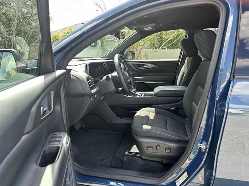 Lakeshore Blue Metallic 2024 Chevrolet Traverse LT
