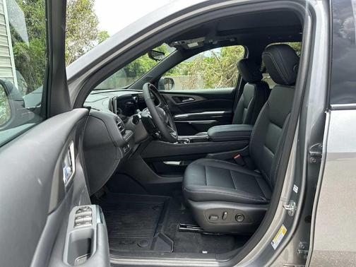 Sterling Gray Metallic 2027 Chevrolet Traverse LT