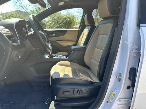 Iridescent Pearl Tricoat 2023 Chevrolet Equinox Premier