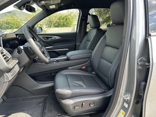 Sterling Gray Metallic 2026 Chevrolet Traverse LT