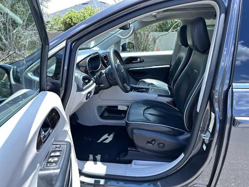 Granite Crystal Clearcoat Metallic 2023 Chrysler Pacifica Limited