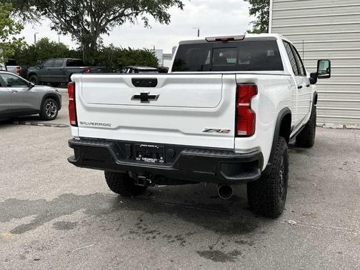 Summit White 2026 Chevrolet Silverado 2500 ZR2