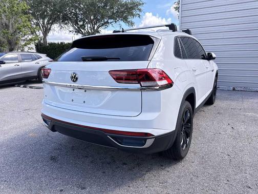 Pure White 2022 Volkswagen Atlas Cross Sport 2.0T SE w/Technology