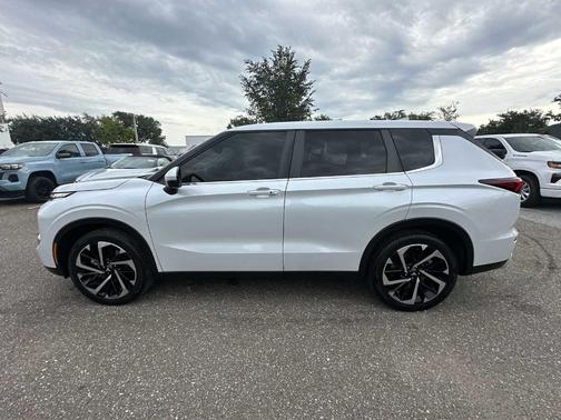 2024 Mitsubishi Outlander SE