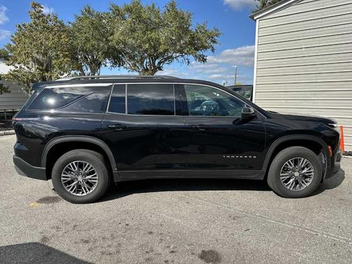 2025 Chevrolet Traverse LT