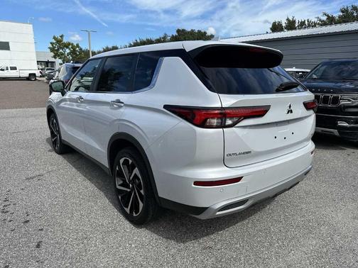 2024 Mitsubishi Outlander SE
