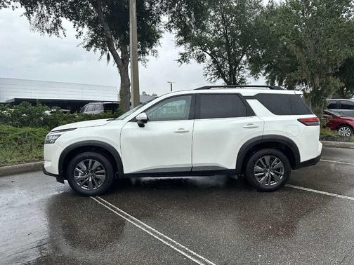 2024 Nissan Pathfinder SV