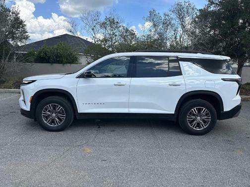 Summit White 2025 Chevrolet Traverse LT