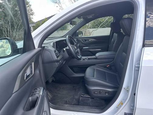 Summit White 2025 Chevrolet Traverse LT