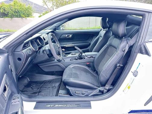 Oxford White 2016 Ford Shelby GT350 Base