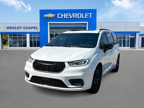 Bright White Clearcoat 2023 Chrysler Pacifica Limited
