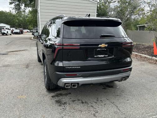 Mosaic Black Metallic 2026 Chevrolet Traverse LT