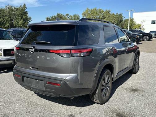 2025 Nissan Pathfinder SV