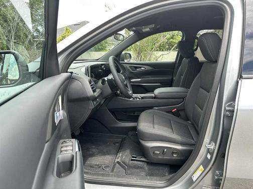 Sterling Gray Metallic 2026 Chevrolet Traverse LT
