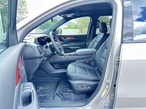 Sandstone Gray 2026 Chevrolet Traverse Z71