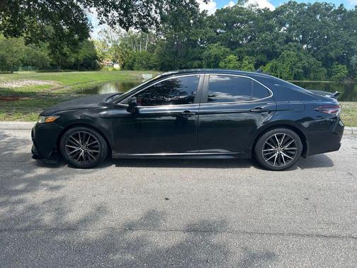 Midnight Black Metallic 2022 Toyota Camry SE