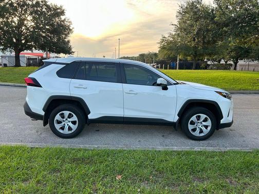 2024 Toyota RAV4 LE