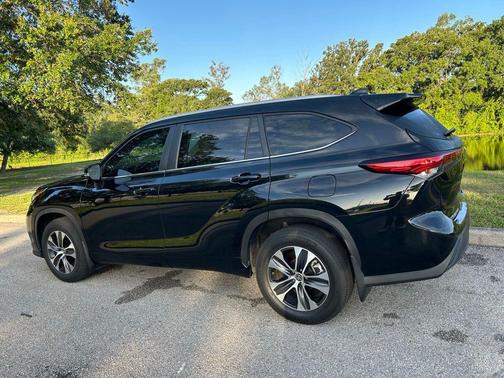 Midnight Black Metallic 2023 Toyota Highlander XLE