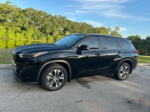 Midnight Black Metallic 2023 Toyota Highlander XLE