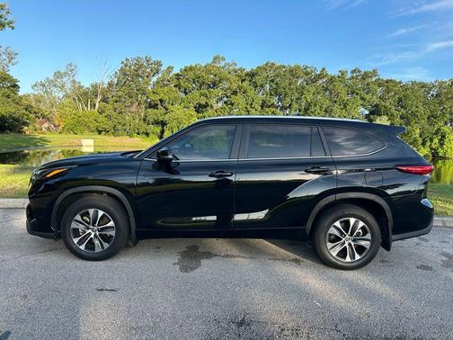Midnight Black Metallic 2023 Toyota Highlander XLE