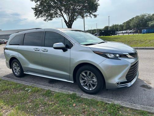 Celestial Silver Metallic 2024 Toyota Sienna XLE