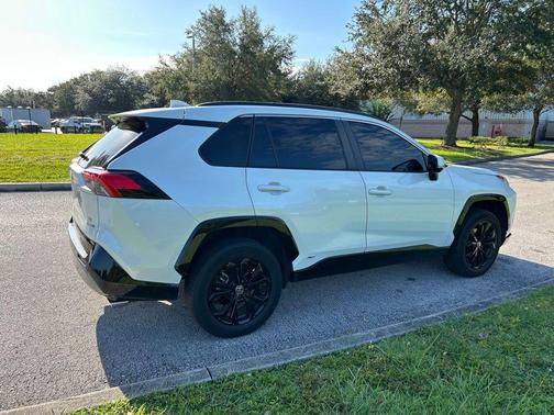 2022 Toyota RAV4 Hybrid SE