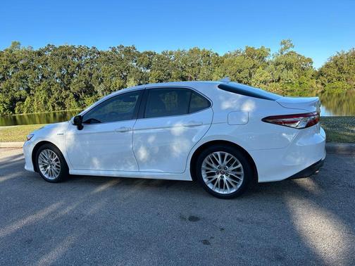 2020 Toyota Camry Hybrid XLE