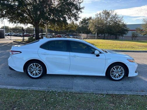 2020 Toyota Camry Hybrid XLE
