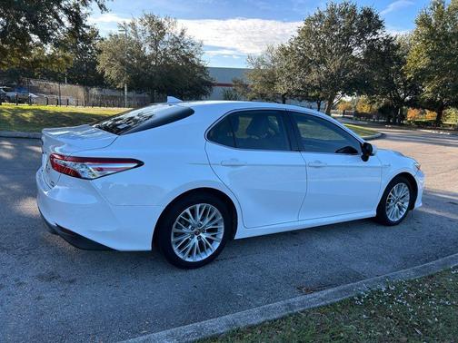 2020 Toyota Camry Hybrid XLE