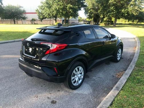 Photo 5 of 29 of 2019 Toyota C-HR LE