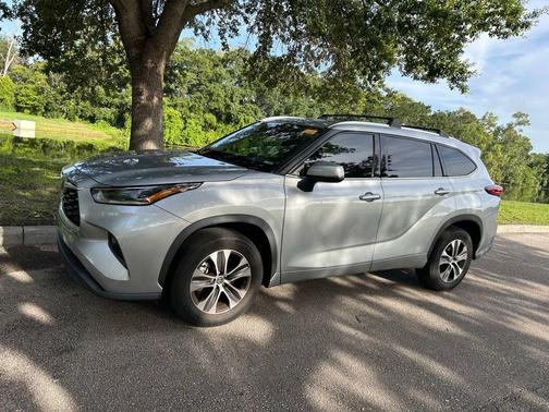 Celestial Silver Metallic 2021 Toyota Highlander XLE