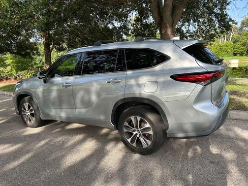 Celestial Silver Metallic 2021 Toyota Highlander XLE