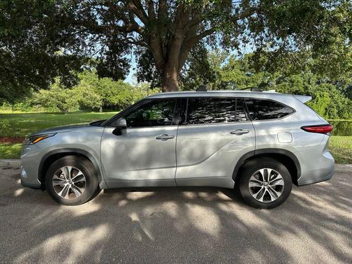 Celestial Silver Metallic 2021 Toyota Highlander XLE